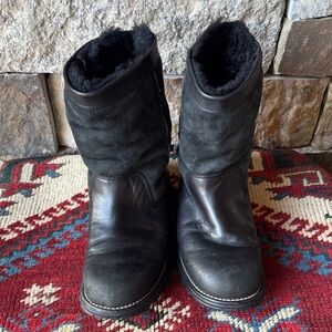 UGG Australia Style 5381 Black Leather/Sheepskin Lines Size 8 Boots